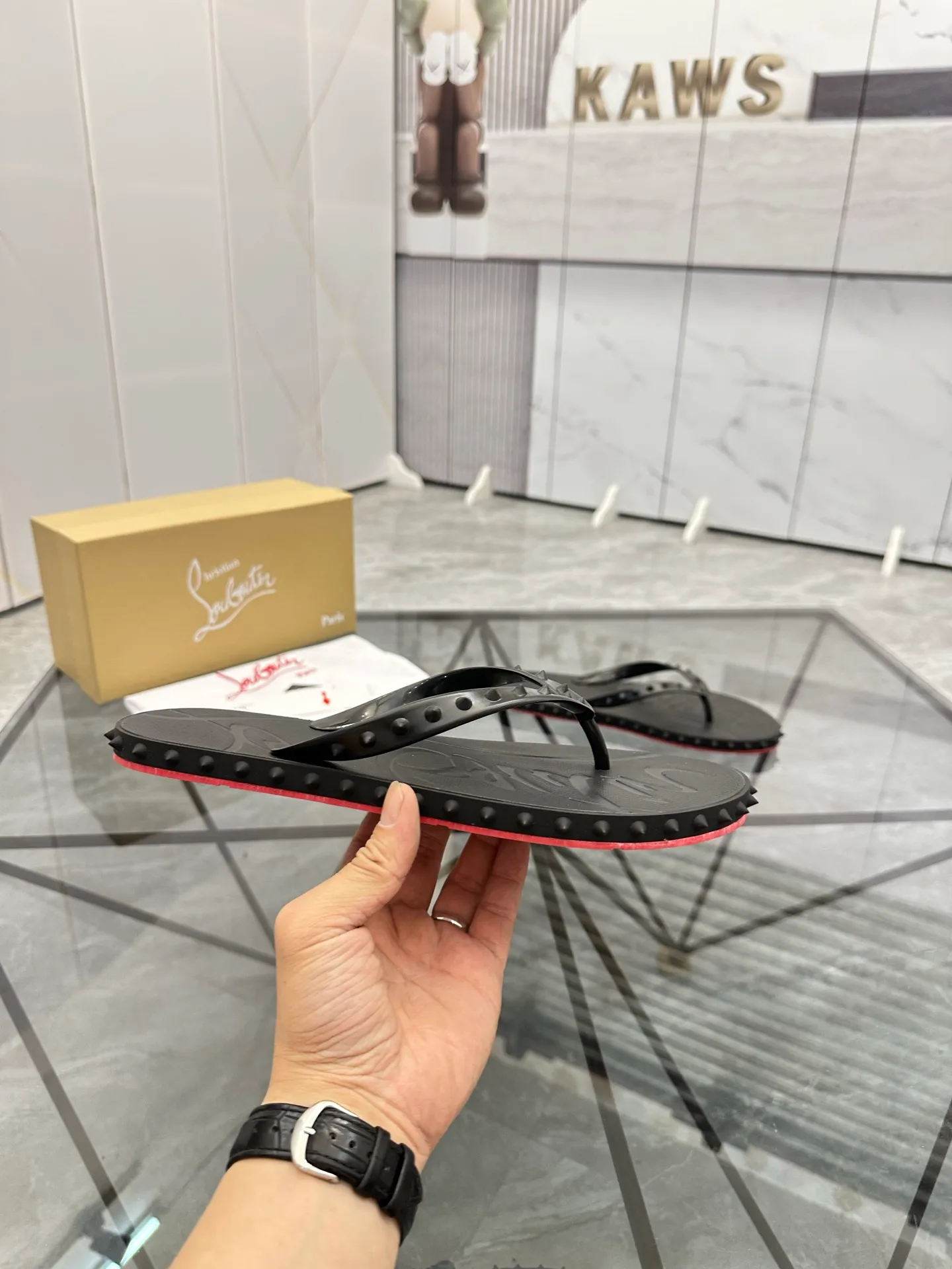 Men's shoes: 💰P280¥ Product trademark: CL red-soled shoes* "CL*" flip-flops Regular size: 36-44 (can be customized to 45.46) Couple style Product materials: Original material from upper counter, 5D color printing process, high-end rivets, original lining, original outsole. Number: 789